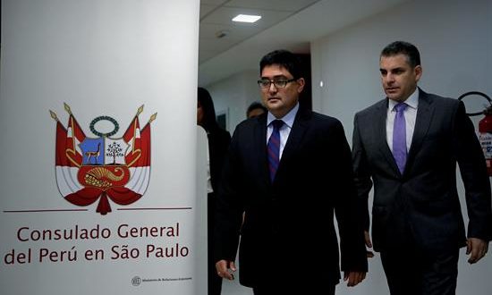 Los fiscales del equipo especial de la Lava Jato en Perú, Rafael Vela y José Domingo Pérez, firmaron este viernes en Brasil un acuerdo de colaboración con la constructora brasileña Odebrecht, que se comprometió a pagar 610 millones de soles (unos 182 millones de dólares) al erario de ese país.