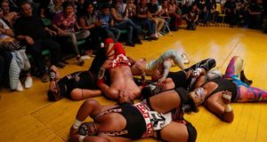 Luchadores ofrecen una función este viernes, en la Arena Coliseo de Guadalajara, en el estado de Jalisco (México). EFE