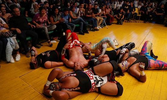 Luchadores ofrecen una función este viernes, en la Arena Coliseo de Guadalajara, en el estado de Jalisco (México). EFE