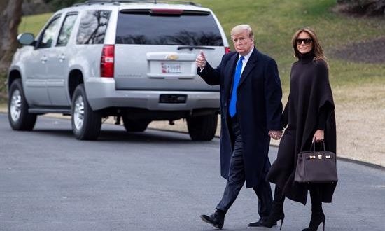 El presidente de Estados Unidos, Donald J. Trump (i) y la primera dama Melania Trump (d) caminan hasta el Marine One en el jardín sur de la Casa Blanca en Washington (EE.UU.), hoy, 15 de febrero de 2019. EFE