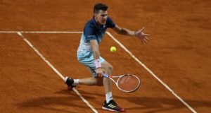 El jugador Dominic Thiem de Austria devuelve una bola a Pablo Cuevas de Uruguay este viernes durante un partido de cuartos de final del Abierto de Argentina ATP 250 en Buenos Aires (Argentina). EFE