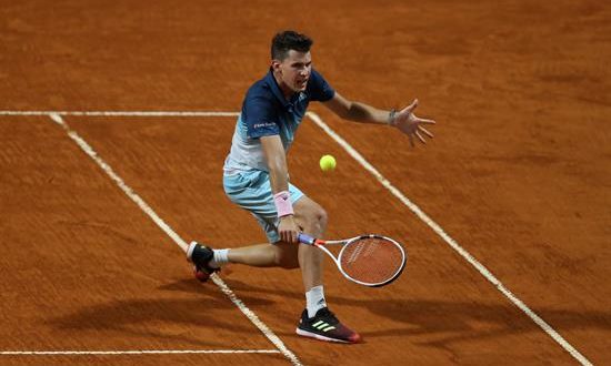 El jugador Dominic Thiem de Austria devuelve una bola a Pablo Cuevas de Uruguay este viernes durante un partido de cuartos de final del Abierto de Argentina ATP 250 en Buenos Aires (Argentina). EFE