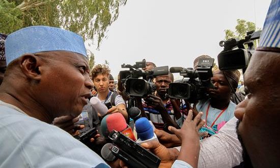 El portavoz presidencial de Nigeria, Shehu Garba (izda), se dirige a los medios de comunicación en Daura, Katsina, Nigeria, hoy 16 de febrero de 2019. EFE