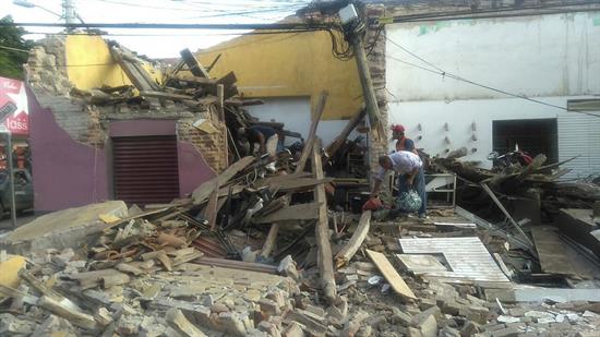 Huazolotitlán (México), 16 feb (EFE).- Los pobladores de Santa María Huazolotitlán, sureño estado mexicano de Oaxaca, que sufrieron la pérdida de sus viviendas hace a un año por un sismo de magnitud 7,2, se han dado a la tarea de reconstruir sus casas, mientras que los estudiantes caminan entre los escombros de sus escuelas.