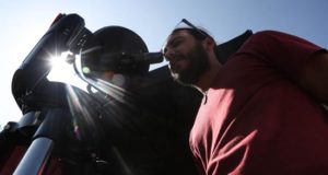 Fotografía fechada el 29 de enero de 2019, que muestra a un hombre mientras mira por un telescopio, en La Serena (Chile). EFE