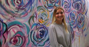 Fotografía del 13 de febrero de 2019, que muestra a la artista mexicana Verónica Villareal posando después de pintar un muro durante el proyecto TRANSFORSMART, en el Instituto Nacional de Ciencias Médicas y Nutrición Salvador Zubirán, en Ciudad de México (México). EFE