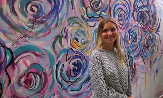 Fotografía del 13 de febrero de 2019, que muestra a la artista mexicana Verónica Villareal posando después de pintar un muro durante el proyecto TRANSFORSMART, en el Instituto Nacional de Ciencias Médicas y Nutrición Salvador Zubirán, en Ciudad de México (México). EFE