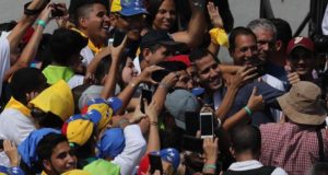 El jefe del Parlamento y presidente interino de Venezuela, Juan Guaidó (c-d), posa con voluntarios para trabajos de ayuda humanitaria este miércoles en la sede del periódico El Nacional en Caracas (Venezuela). EFE