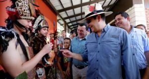 Fotografía distribuida por Casa Presidencial de una mujer que muestra al presidente Juan Orlando Hernández (d), este sábado durante la inauguración del II Festival Internacional de Chocolate Artesanal, en el municipio Santa Cruz de Yojoa en el norte de Honduras. EFE/ Presidencia