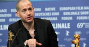 Nadav Lapid, ganador del Oso de Oro a la mejor película por "Sinónimo", en rueda de prensa hoy en Berlín .EFE/EPA/HAYOUNG JEON