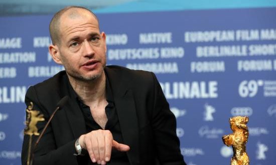 Nadav Lapid, ganador del Oso de Oro a la mejor película por "Sinónimo", en rueda de prensa hoy en Berlín .EFE/EPA/HAYOUNG JEON