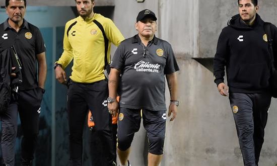 Diego Armando Maradona (c), entrenador de los Dorados de Sinaloa. EFE/Archivo