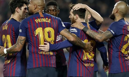 El delantero argentino del FC Barcelona, Lionel Messi (2d), celebra su gol anotado ante el Real Valladolid, el primero del partido correspondiente a la jornada 24 de La Liga Santander disputado en el Camp Nou, en Barcelona. EFE