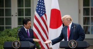 El presidente de los Estados Unidos, Donald J. Trump, y el primer ministro japonés, Shinzo Abe (L), participan en una conferencia de prensa conjunta en el Jardín de las Rosas de la Casa Blanca en Washington, DC , EE. UU. EFE/Archivo