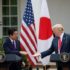 El presidente de los Estados Unidos, Donald J. Trump, y el primer ministro japonés, Shinzo Abe (L), participan en una conferencia de prensa conjunta en el Jardín de las Rosas de la Casa Blanca en Washington, DC , EE. UU. EFE/Archivo
