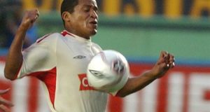 Fotografía tomada en febrero de 2005 en la que se registró al exfutbolista peruano Carlos 'Kukín' Flores, al actuar para el Universitario de Perú, quien murió este domingo a los 44 años de un parao cardíaco. EFE/Archivo