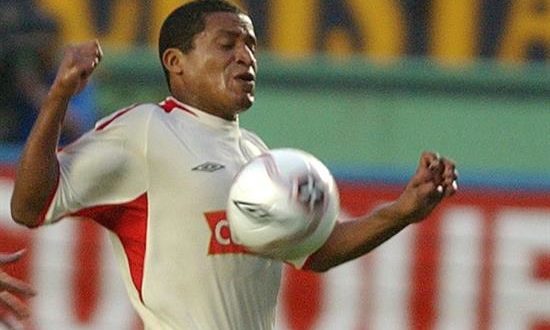 Fotografía tomada en febrero de 2005 en la que se registró al exfutbolista peruano Carlos 'Kukín' Flores, al actuar para el Universitario de Perú, quien murió este domingo a los 44 años de un parao cardíaco. EFE/Archivo