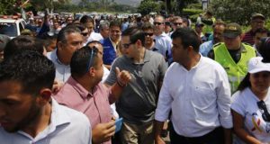 El senador estadounidense Marco Rubio (c) llega al puente internacional Simón Bolívar que limita con Venezuela este domingo, en Cúcuta (Colombia). EFE