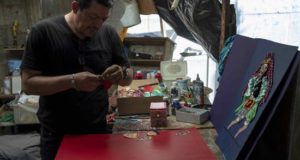 Se llama Denis Bravo, pero su apellido miente, siempre anda feliz y su vida gira alrededor de un arraigado drama nicaragüense, que en 2005 la Organización de las Naciones Unidas para la Educación, la Ciencia y la Cultura (Unesco) lo declaró Patrimonio Oral e Inmaterial de la Humanidad