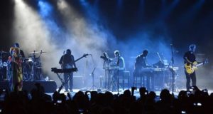 La banda británica Massive Attack durante un concierto. EFE/Archivo