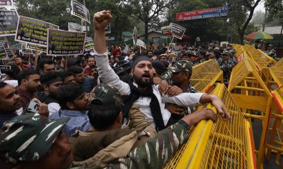 Activistas del ala juvenil del histórico Partido del Congreso manifestándose contra el atentado terrorista perpetrado en la Cachemira india, en el que 40 agentes indios perdieron la vida, en Nueva Delhi. EFE/Archivo