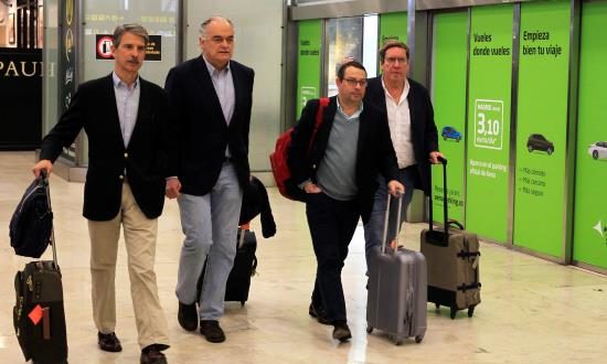 Esteban González Pons (2i), portavoz de la delegación española del Partido Popular en el Parlamento Europeo (PE), a su llegada este lunes y al aeropuerto Madrid-Barajas Adolfo Suárez, después de que Venezuela expulsara este domingo a una misión de europarlamentarios que iba a visitar el país y entrevistarse con el jefe del Parlamento, Juan Guaidó. EFE