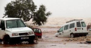 Coches arrastrados por lluvias torrenciales e inundaciones en la costa de Chania, isla de Creta, en 2006. EFE/Archivo