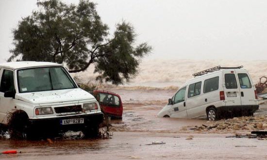 Coches arrastrados por lluvias torrenciales e inundaciones en la costa de Chania, isla de Creta, en 2006. EFE/Archivo