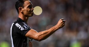 El jugador Ricardo Oliveira del Atlético Mineiro celebra la anotación de un gol ante Danubio el pasado martes durante un partido de clasificación a la Copa Liberadores 2019 en el estadio Independencia, en la ciudad de Belo Horizonte (Brasil). EFE