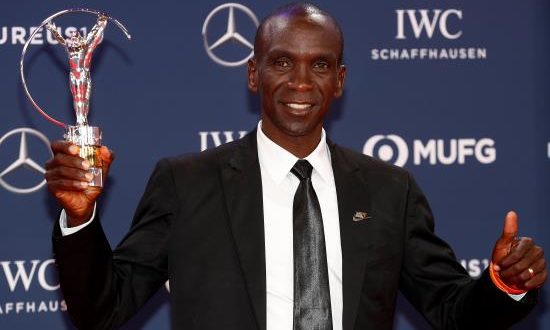El atleta keniano Eliud Kipchoge posa con su Premio Laureus al Logro Excepcional durante la gala de los Premios Laureus del deporte celebrada este lunes en Mónaco. EFE