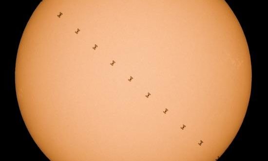 Fotografía de larga exposición que muestra la Estación Espacial Internacional (EEI) frente al sol vista desde Csakanyhaza (Hungría). EFE/Archivo