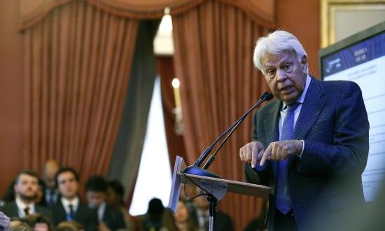 El expresidente del Gobierno de España, Felipe González, en la mesa "Estado de Derecho y DDHH en las Américas", que se celebra en Madrid, en el marco del Congreso Mundial del Derecho. EFE