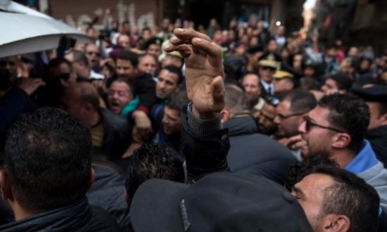Un grupo de personas porta el ataúd del policía Mahmoud Mohamed Aboul Yaziel que murió en un atentado suicida el día anterior cerca de la mezquita de Al-Azhar, en El Cairo, Egipto. Según los medios locales, tres policías murieron después de que un hombre se inmolara mientras intentaban detenerlo. EFE