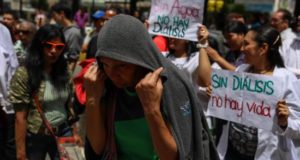 Protesta de trabajadores del sector sanitario, el pasado agosto en Caracas, para pedir mejores salarios y el suministro de equipos médicos y medicinas. EFE/Archivo