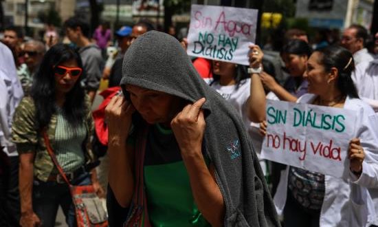 Protesta de trabajadores del sector sanitario, el pasado agosto en Caracas, para pedir mejores salarios y el suministro de equipos médicos y medicinas. EFE/Archivo