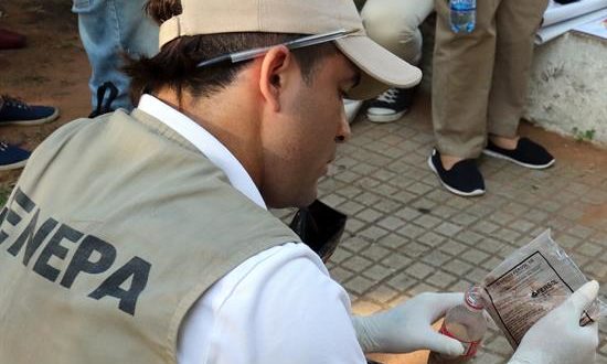 El Ministerio de Salud Pública lleva adelante la campaña denominada "Salva vidas sin criaderos", con la cual invita a la ciudadanía a eliminar recipientes con agua, como baldes, bidones o botellas. EFE/Archivo