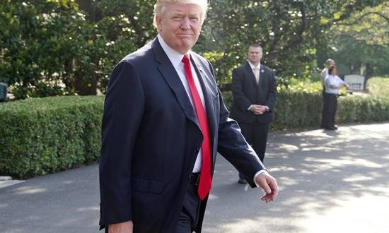 En la imagen un registro del presidente de Estados Unidos, Donald Trump, quien escribió en su cuenta de Twitter: señaló que California, "el estado que ha desperdiciado miles de millones de dólares en un tren de alta velocidad, parece estar al frente" de la demanda. EFE/Archivo