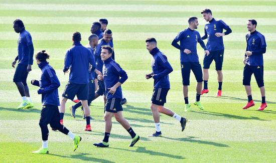 Los jugadores del Juventus durante el entrenamiento del equipo en Turin este martes antes de viajar a Madrid. EFE