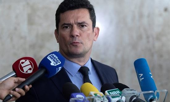 El ministro de Justicia y Seguridad de Brasil, Sérgio Moro, habla durante una rueda de prensa este martes, luego de una reunión con el presidente brasileño, Jair Bolsonaro, en la que trataron el nuevo proyecto de ley Anticrimen, en Brasilia (Brasil). EFE
