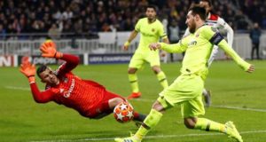 Lionel Messi (d) del Barcelona ante el portero Anthony Lopes (i) de Lyon durante el partido por los octavos de final de la Liga de Campeones de la UEFA entre el FC Barcelona y el Olympique de Lyon. EFE
