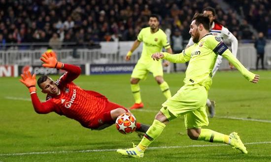 Lionel Messi (d) del Barcelona ante el portero Anthony Lopes (i) de Lyon durante el partido por los octavos de final de la Liga de Campeones de la UEFA entre el FC Barcelona y el Olympique de Lyon. EFE