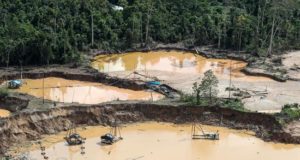 Fotografía aérea cedida de campamentos de minería ilegal martes, en un área deforestada de la zona conocida como La Pampa, en la región sur amazónica de Madre de Dios (Perú). EFE/Ministerio de Defensa del Perú