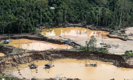 Fotografía aérea cedida de campamentos de minería ilegal martes, en un área deforestada de la zona conocida como La Pampa, en la región sur amazónica de Madre de Dios (Perú). EFE/Ministerio de Defensa del Perú