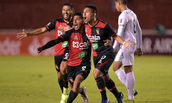 El mediocampista de Melgar Hideyoshi Arakaki (d) celebra su gol con sus compañeros Alexis Arias (c) y Joel Sanchez (i) este martes, en un partido de la Copa Libertadores entre Melgar y Caracas, en el estadio Monumental de la UNSA en Arequipa (Perú). EFE