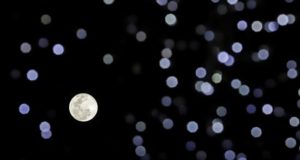 La Súper Luna engalanó la noche de este martes el balneario de Acapulco con uno de los mejores espectáculos que pueden verse en la bahía de Santa Lucía en el sureño estado mexicano de Guerrero.