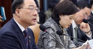 El ministro de finanzas de Corea del Sur, Hong Nam-ki (i). EFE/Archivo