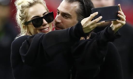 La cantante Lady Gaga junto a Christian Carino. EFE/Archivo