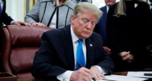 El presidente de los Estados Unidos, Donald J. Trump, en un acto este martes, en la Despacho Oval de la Casa Blanca en Washington, DC (EE. UU.). EFE