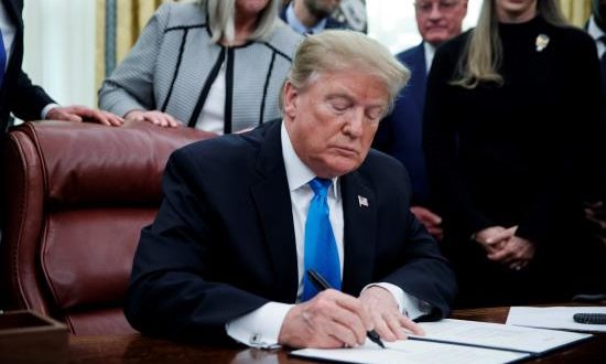 El presidente de los Estados Unidos, Donald J. Trump, en un acto este martes, en la Despacho Oval de la Casa Blanca en Washington, DC (EE. UU.). EFE