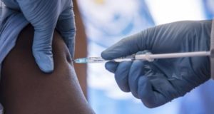 Un trabajador de la Organización Mundial de la Salud (OMS) administra una inyección durante el lanzamiento de una vacuna experimental contra el ébola en Mbandaka, noroeste de la República Democrática del Congo. EFE/Archivo